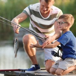 père et son fils à la pêche